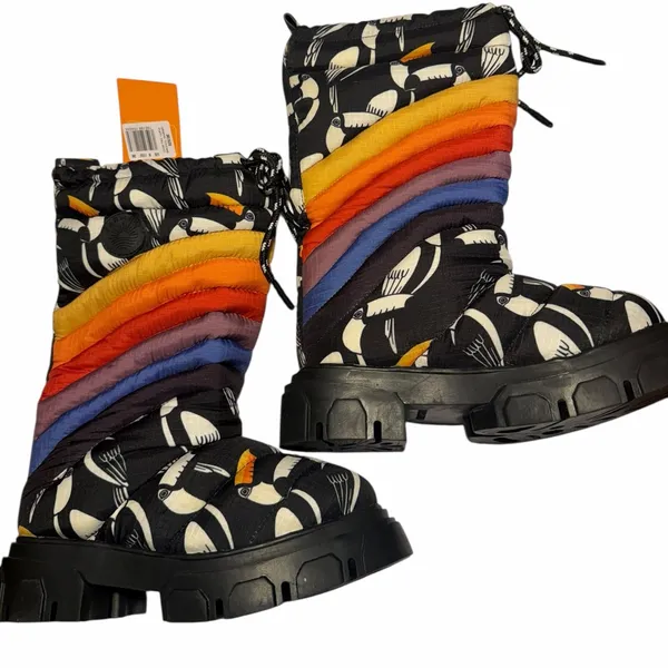 NEW Farm Rio Puffy Tall Rainbow Snow winter Boots Graphic Toucan Print Size 6 - Image 3