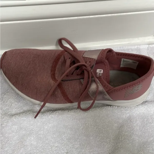 Size 9 new balance shoes - Image 2