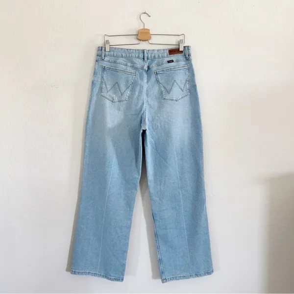 Wrangler High Rise Loose Straight Distressed Light Wash Jeans Size 12 - Image 4