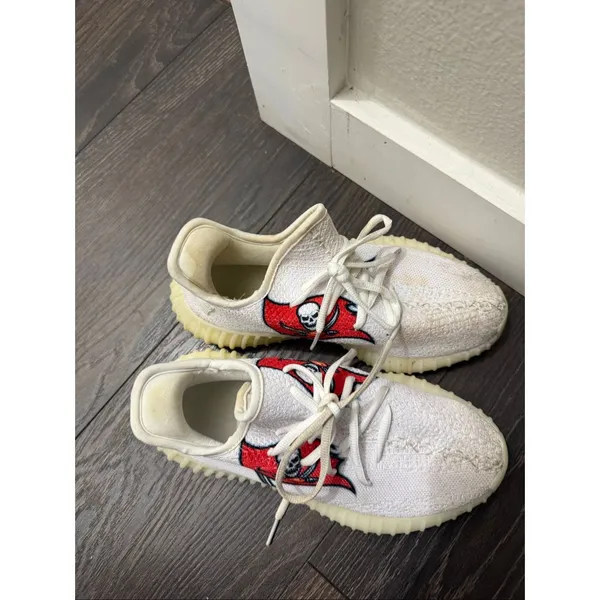 Tampa Bay Buccaneers Women’s 6 White Logo Sneakers Shoes - Image 2