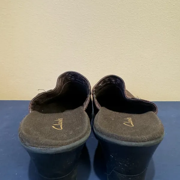 Clarks 8 M Women Brown‎ Leather Button Accent Clogs Mules Slip On Slides 8 M - Image 4