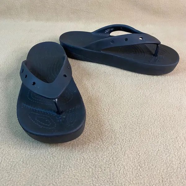 Crocs Women's Black Flip Flop Sandals Comfort Footwear Casual Summer beach Sz‎ 9 - Image 2