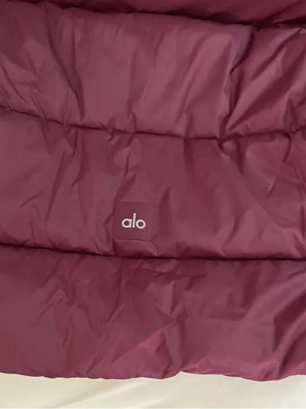 ALO Yoga NWT Gold Rush Puffer Jacket Burgundy with Zipper pockets Size S - Image 12