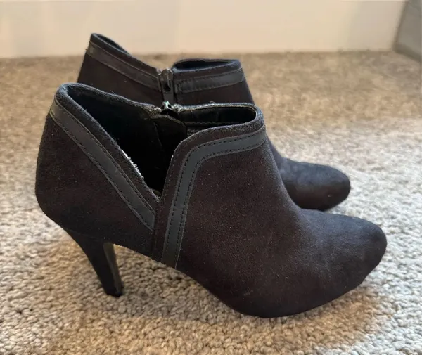 Black Women's Suede Ankle Booties with Side Zip Size 6 - Image 2