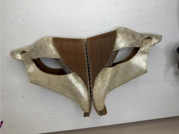 Diba True Gold New Year Wedge Sandals sz 6 - Image 7