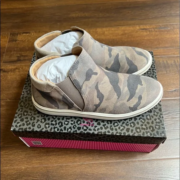 Me Too camo ankle booties - Image 3