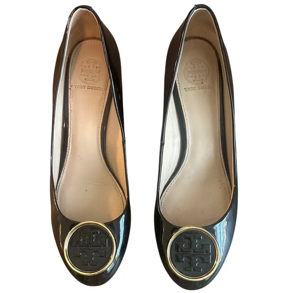 Tory Burch Sally Wedge Pumps Black Patent Leather Gold Logo Size 7 - Image 2
