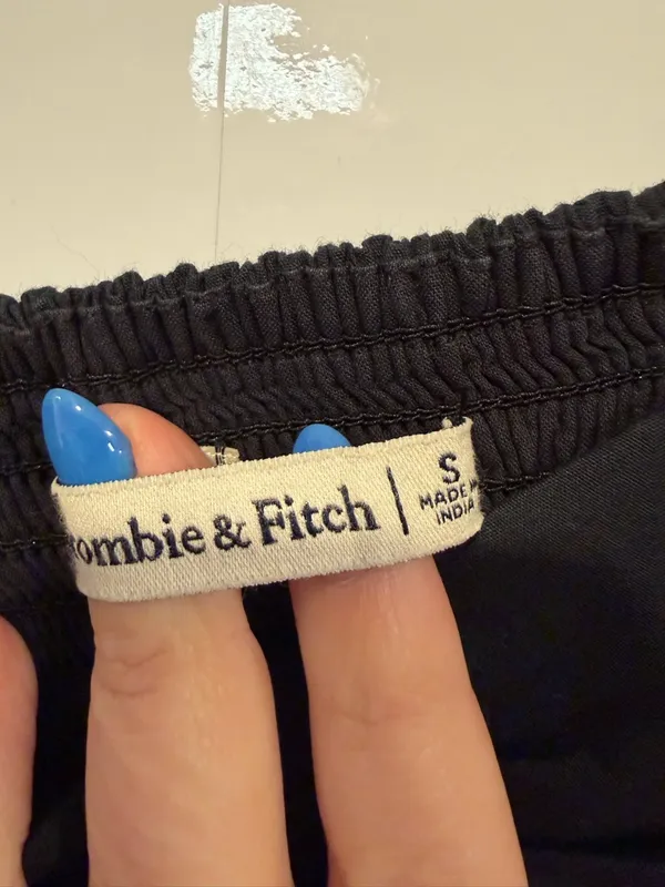 Black‎ puff sleeve Abercrombie and Fitch crop top - Image 3