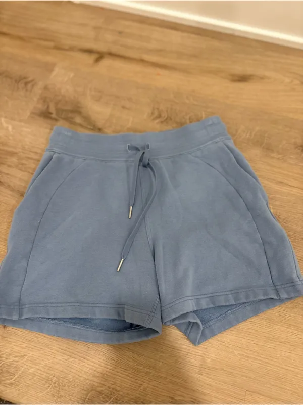 Lululemon Scuba High Rise Shorts size 6 - Image 2
