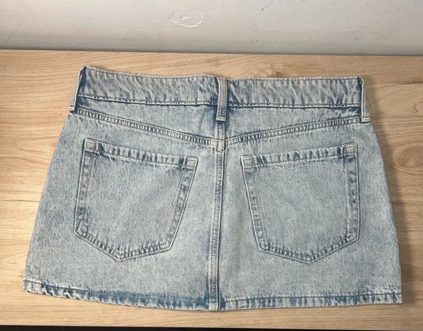 Light wash Hollister denim skirt with built in shorts - Image 4