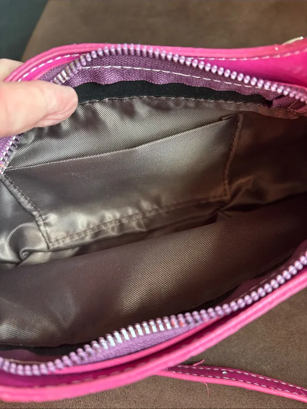 Croc-Embossed Pink Shoulder Bag with Silver Chain Accent - Image 3