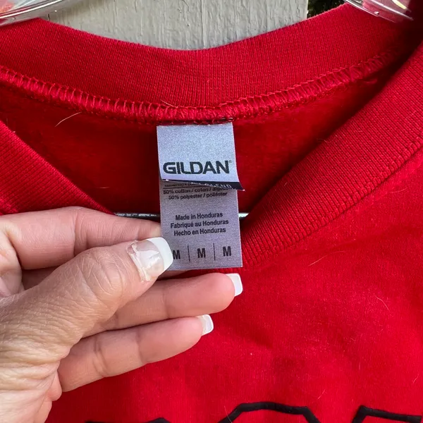 Gildan Red Pull Over Sweatshirt Medium - Image 3