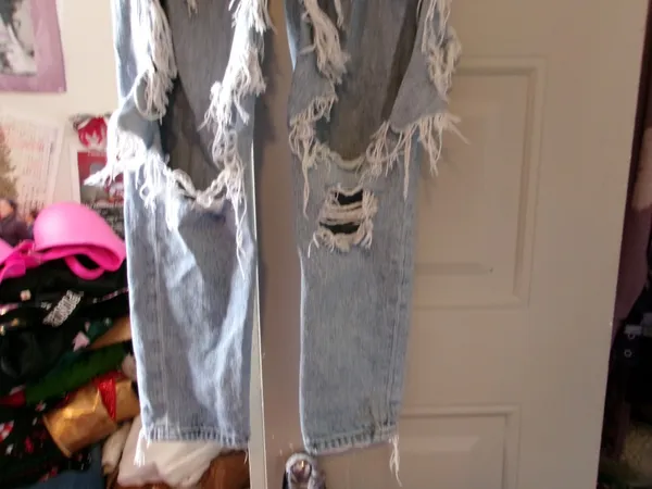 American Eagle Outfitters mom jean ripped distressed denim in light wash blue size 2. - Image 4