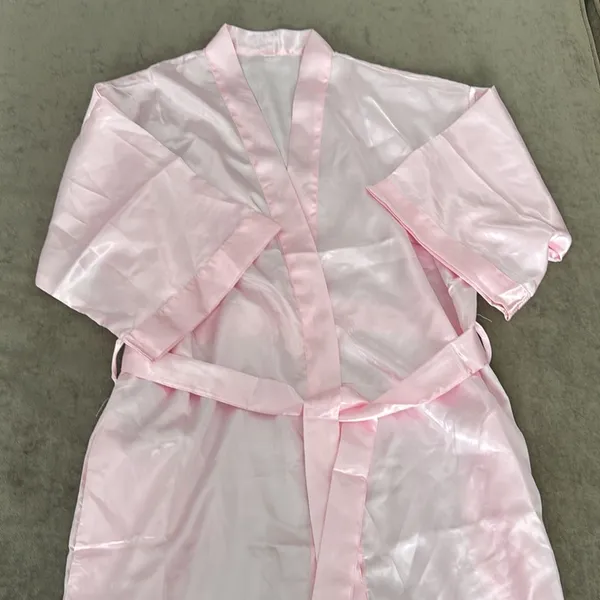 Silk robe with pockets. Belt included. Short sleeve. Color- pink. Size small - Image 3