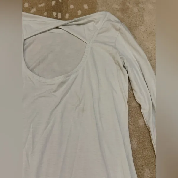 Athleta light blue oval open back long sleeve women’s size medium - Image 4