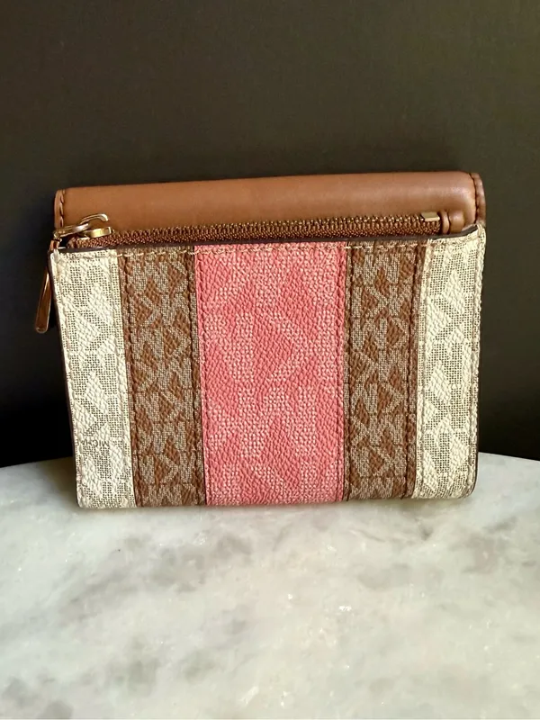 Michael Kors Carmen Medium
Envelope Trifold Wallet - Pink
Stripe - Image 2
