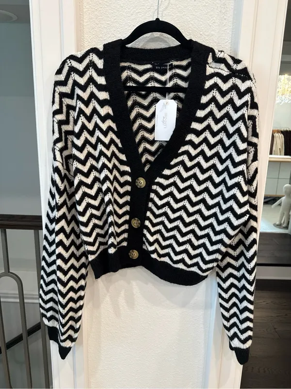 Blu Pepper NWT Black Ivory Chevron Knit Cardigan Sweater Medium - Image 2