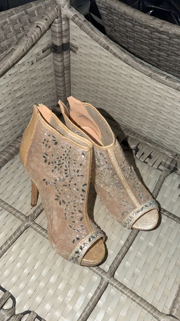 Champaign heels Gold Size 7.5 - Image 2
