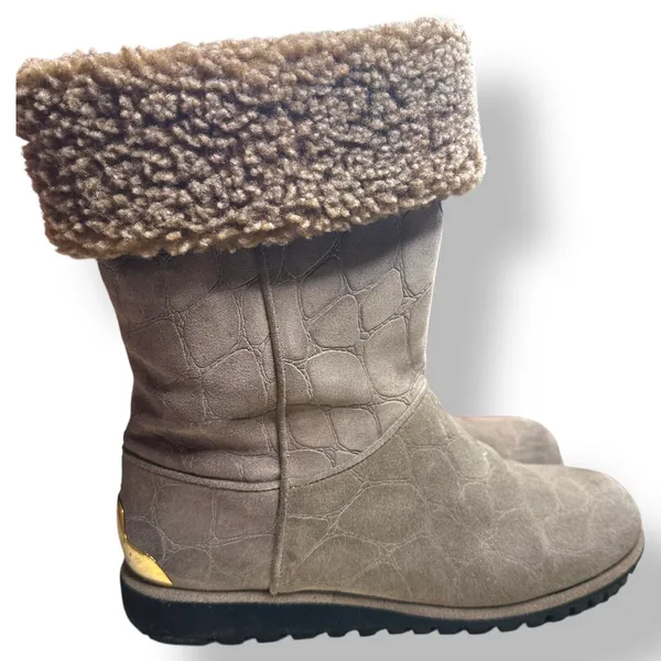 Stuart Weitzman Suede Shearling Lined Winter Boots‎ Taupe Croc Embossed Size 7.5 - Image 11