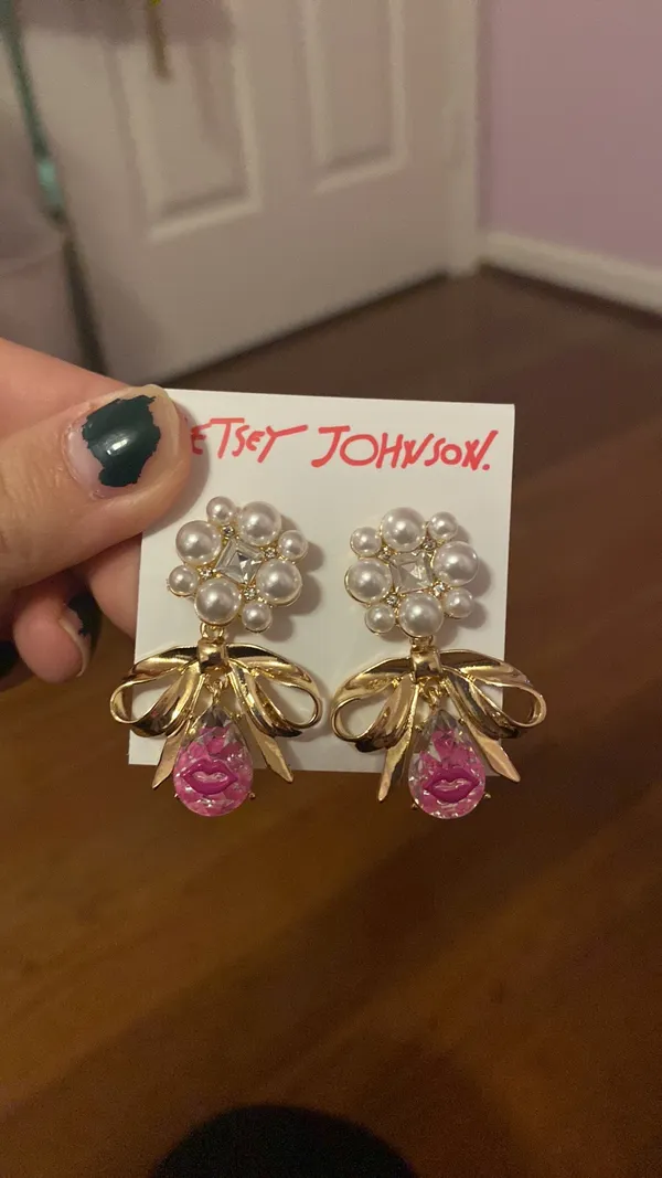 Betsey Johnson NWT gold tone bow pearl drop earrings with little pink lips - Image 4