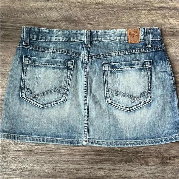 Y2K Buckle Denim Mini Skirt Sz 30 Low Rise Distressed Festival Indie Sleaze ♠️ - Image 2