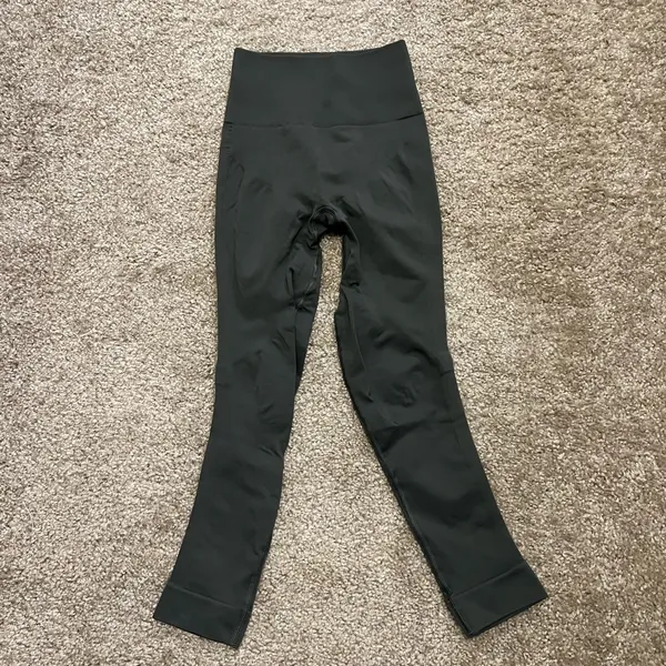 Lululemon zone in crop gator‎ green XS $118 NWOT - Image 5