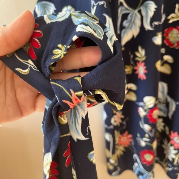 Ann Taylor Sz M Blue Navy Pullover V Neck Blouse Floral Stretch Bow Tie Cuff - Image 4