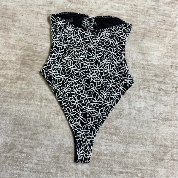 Nasty Gal Women 4 Floral Textured Black Cut out One Piece Swimsuit Strapless New - Image 5