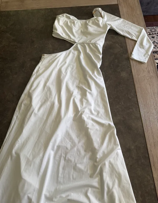 One-Shoulder White Asymmetrical Cutout Midi Dress with Gold Trim - Image 4