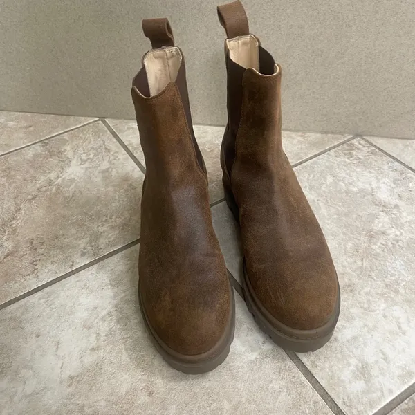 Banana Republic Womens Brown Suede Lug Sole Chelsea Boots Size 8.5 shimmer EUC - Image 3