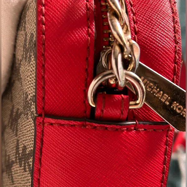 Michael Kors jet set adjustable crossbody bag. - Image 12