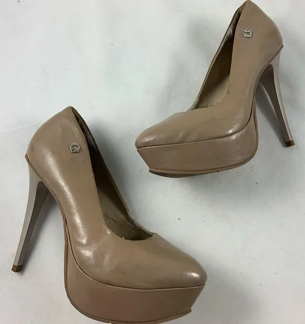 Carmen Steffens 6M beige platform patent heels - Image 6