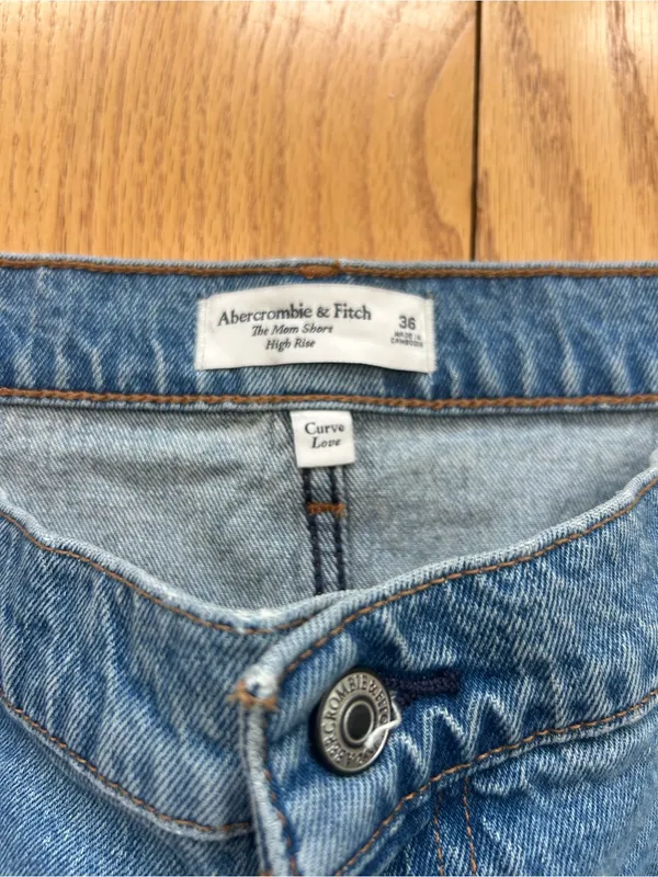 NWT Abercrombie High Rise The Mom Short Curve Love Denim Cutoff Shorts‎ Size 36 - Image 5