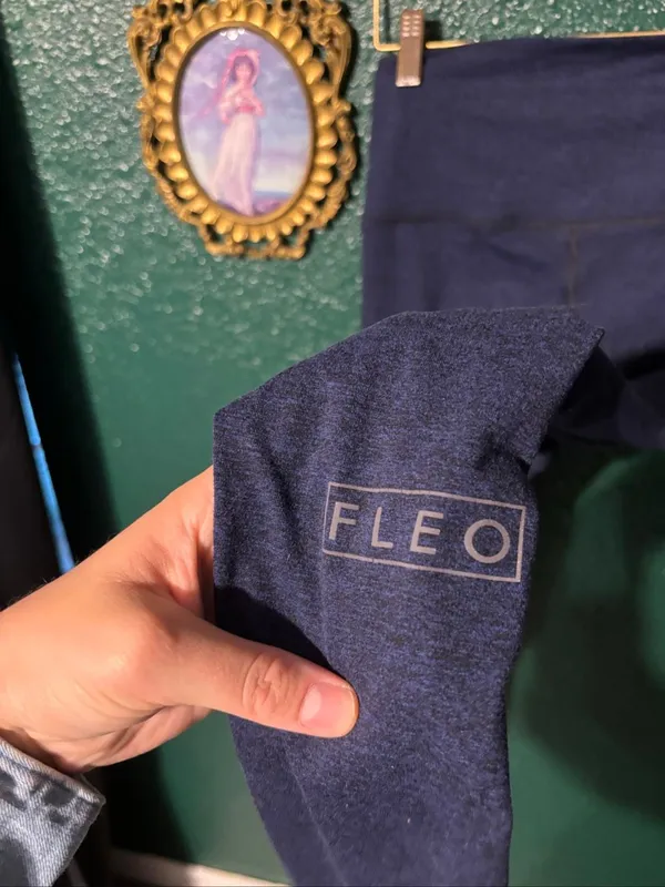 FLEO BLUE LEGGINGS SZ SMALL 26” - Image 3