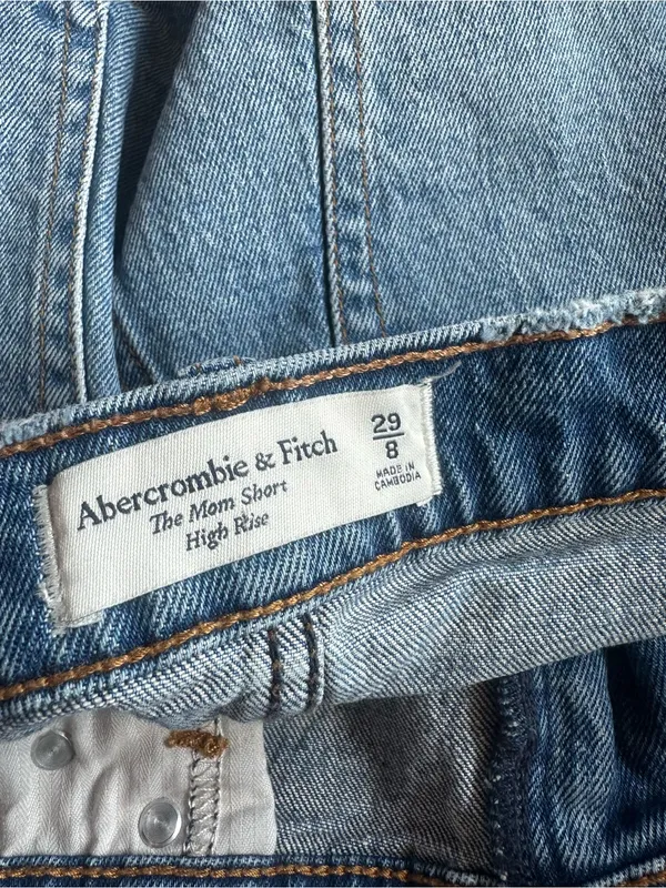 Abercrombie and fitch the mom short high rise size 29 or 8 medium wash denim - Image 4