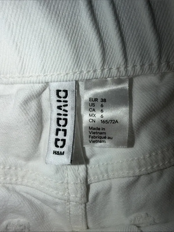 H&M Women's White Frayed Hem Denim Shorts - Image 3
