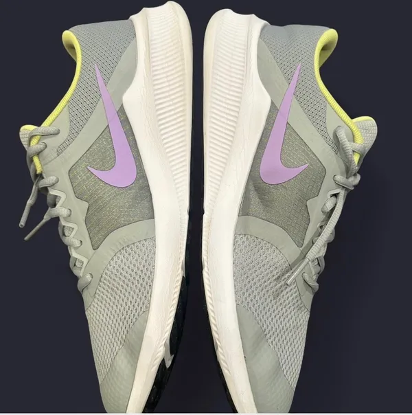 Nike light gray and green sneakers size 7 - Image 4