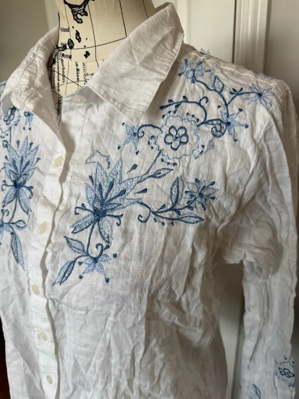 Nomadic Traders Fresco 100% Cotton Embroidered Floral White/Blue Button Down Shirt Sz M cottage Western coastal boho - Image 2