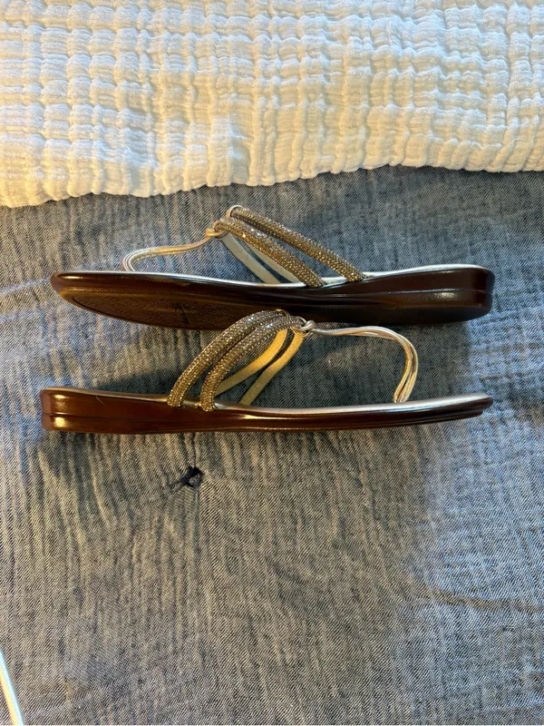 Italian Shoemakers Gold Metallic Thong Sandals for Women Size 7 - Image 3