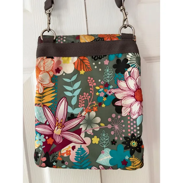 LeSportsac Quinn Crossbody Bag Floral‎ Print Olive Green Nylon Triple Zip Travel - Image 2
