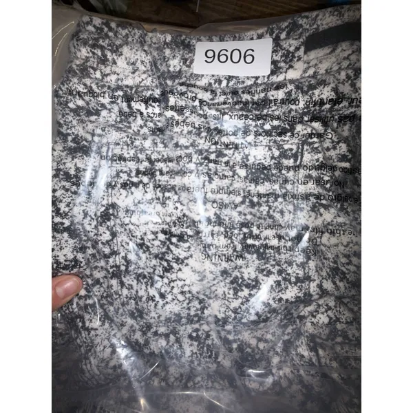 Athleta Farallon Shorts black and white size medium - Image 5