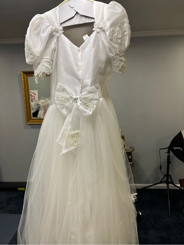 Ivory Lace Tulle Bridal Gown with Puff Sleeves - Image 2