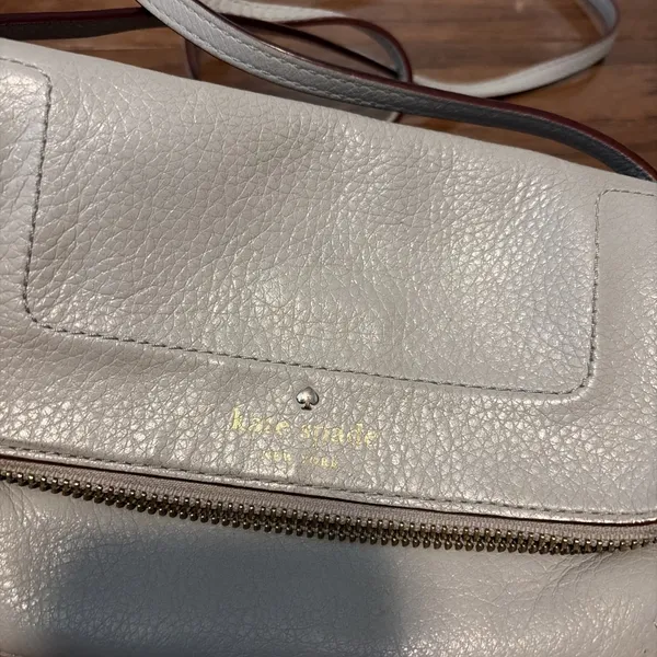 Kate‎ Spade Crossbody Bag Pebbled Leather Gray Zipper Flap Small Preppy Chic - Image 3