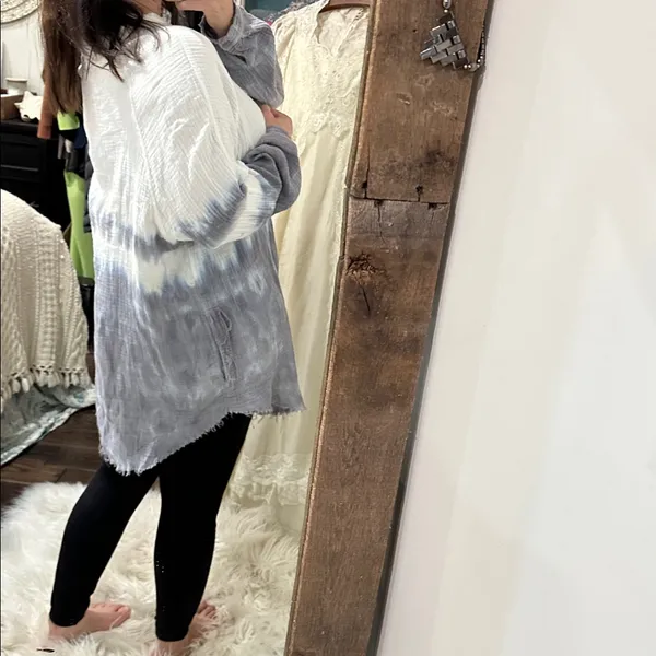 FANTASTIC FAWN Women's Blue & White ombré Button-Up Top size medium oversized w - Image 3