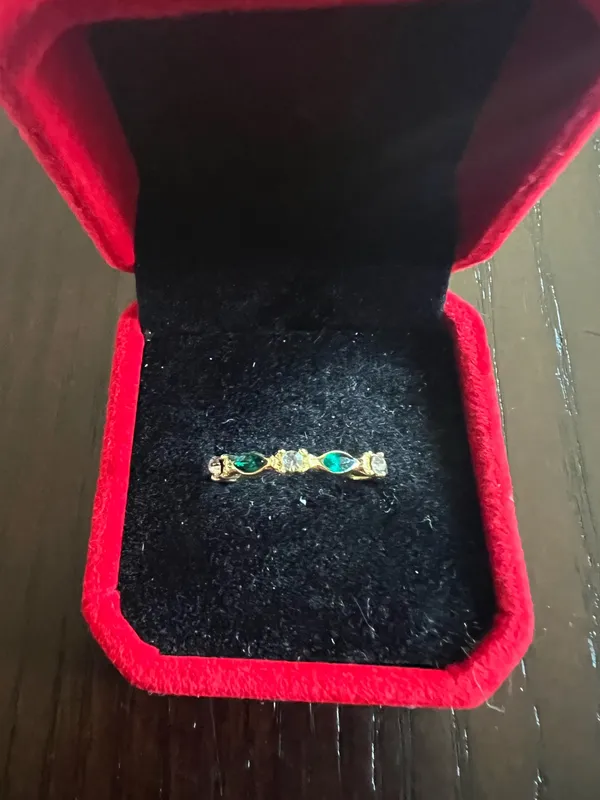 Ladies Gorgeous Golden with Faux Emerald Gemstone Ring Size 8 - Image 2