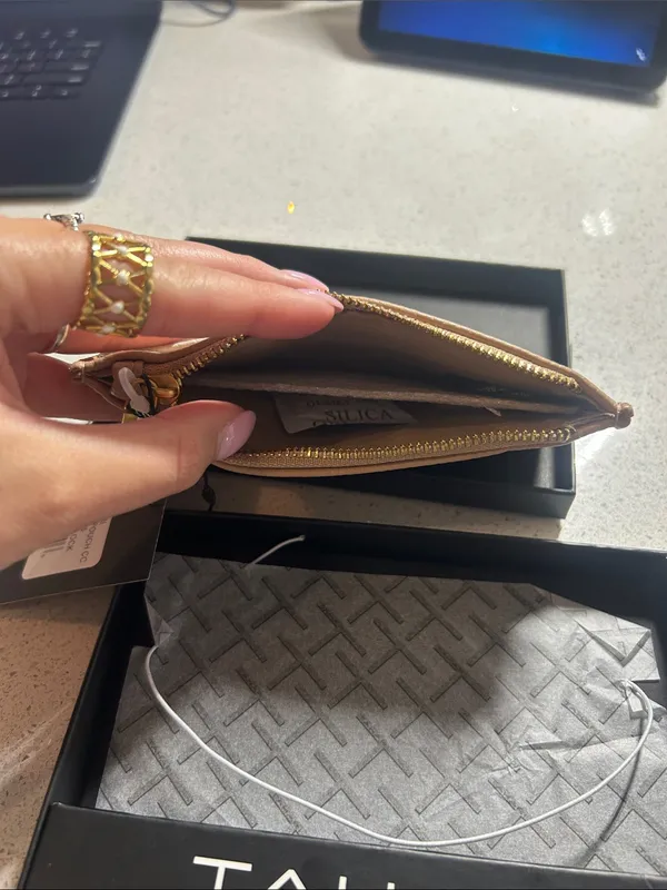Tahari Cream and Tan Zip Card Case with Gold Accent - Image 6