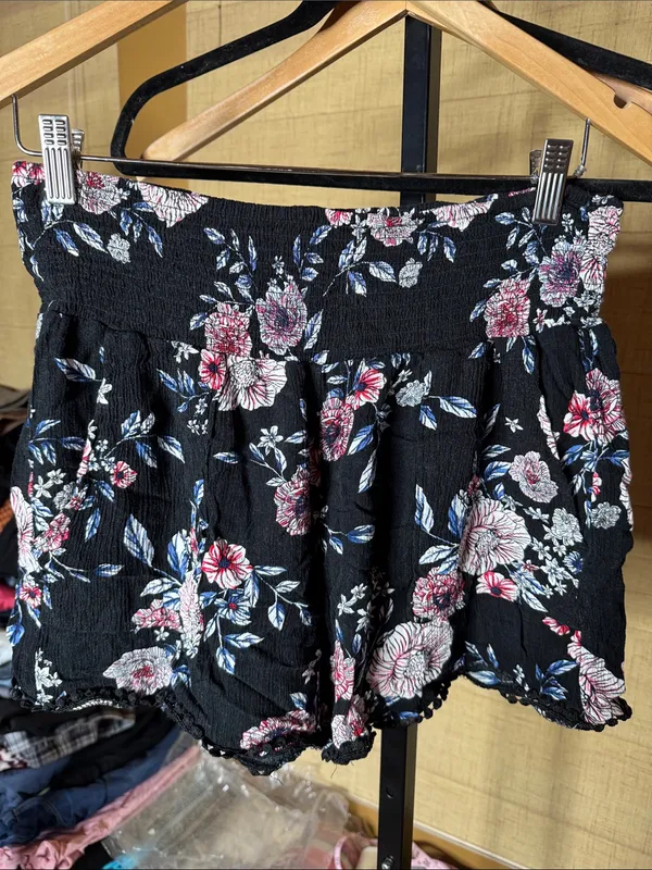 Three Dots Black Floral Smocked Pull-On Shorts Pom Pom Trim Size Medium - Image 4