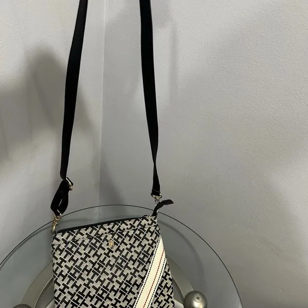 Tommy Hilfiger Navy and Red Interior Crossbody bag - Image 4