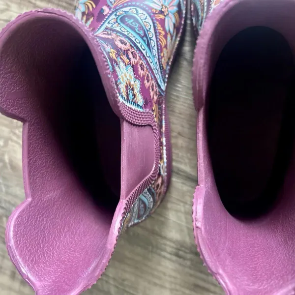 Vera Bradley Size 9 Rain Boots By Totes Carson Maroon Paisley Waterproof - Image 4