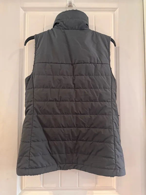 The North Face Women's Reversible Quilted Puffer‎ Vest - Charcoal Small - Image 3